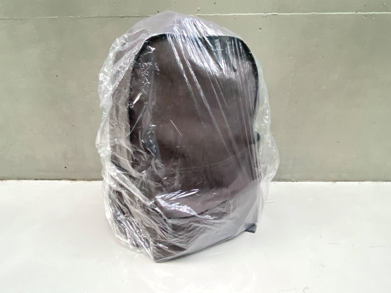 急な雨でもサッとかぶせるだけ。大切な荷物を雨から守ってくれます