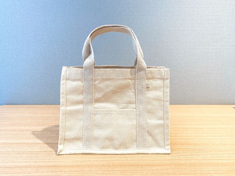 小ぶりなのに頼もしい収納力が魅力。サイズ（持ち手除く）は幅25×高さ20×マチ14cm