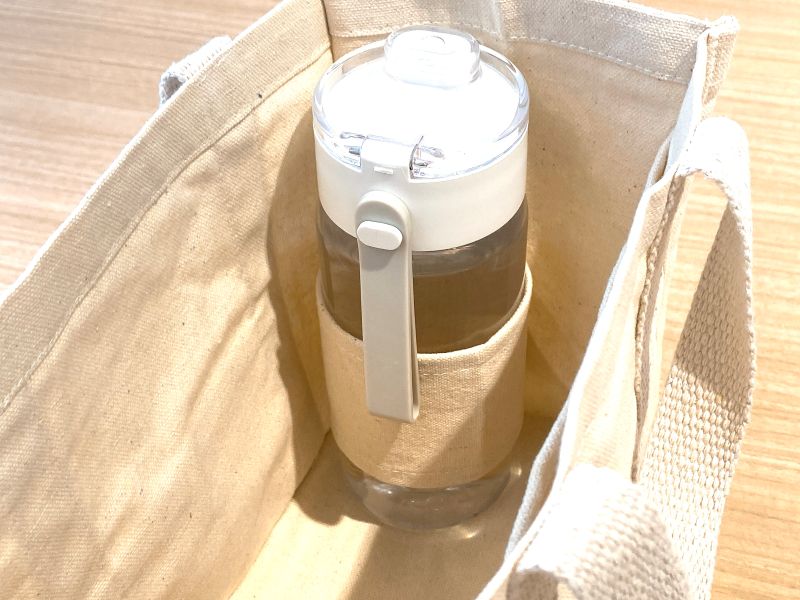 仕切りのおかげで水筒がバッグの中で倒れない