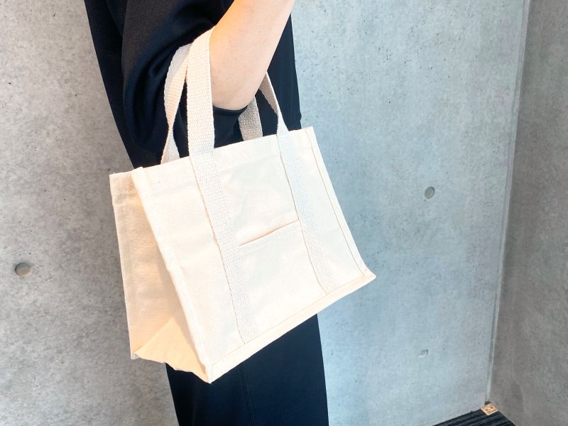 腕に掛けても手に持っても使いやすい
