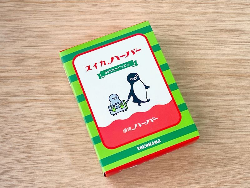 Suicaのペンギンが大きく描かれたパッケージ。食べ終わっても取っておきたくなるかわいさ