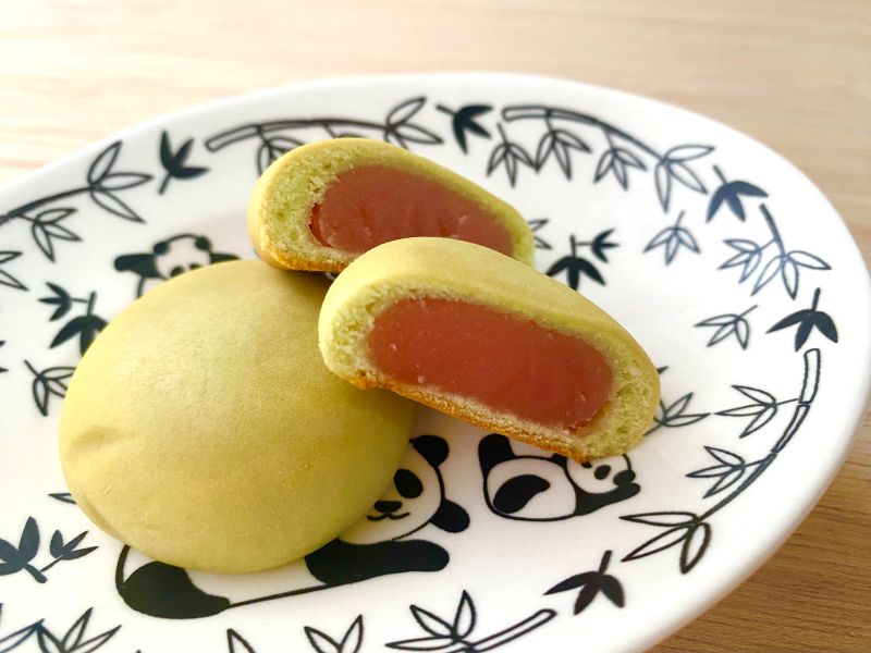 スイカピューレを練り込んだスイカあん入り。緑色の生地はスイカの皮をイメージしています