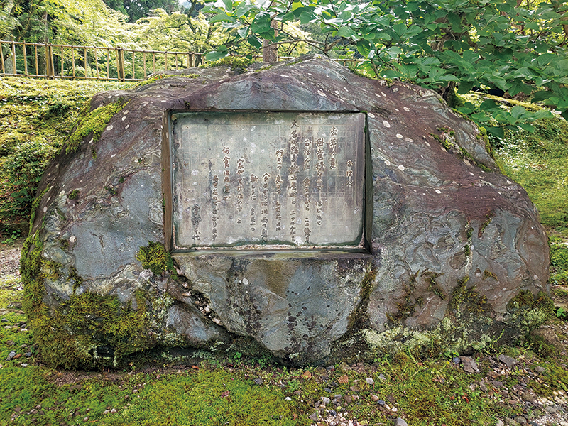 千代の代表作である『おはん』の文学碑