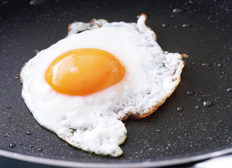 目玉焼きはふたをしないことで黄身が半熟になり、色もきれいに