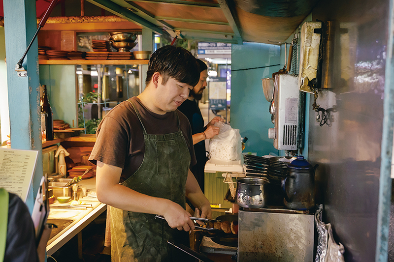店主の久保田鎌介さんは、経験ゼロから英国の飲食業界に飛び込んだユニークな経歴の持ち主。