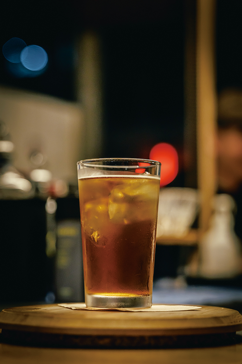 「コーヒーチューハイ」900円。豆を焼酎に漬け込んだオリジナルリキュールをソーダ割りに。隠し味に黒糖を効かせて。
