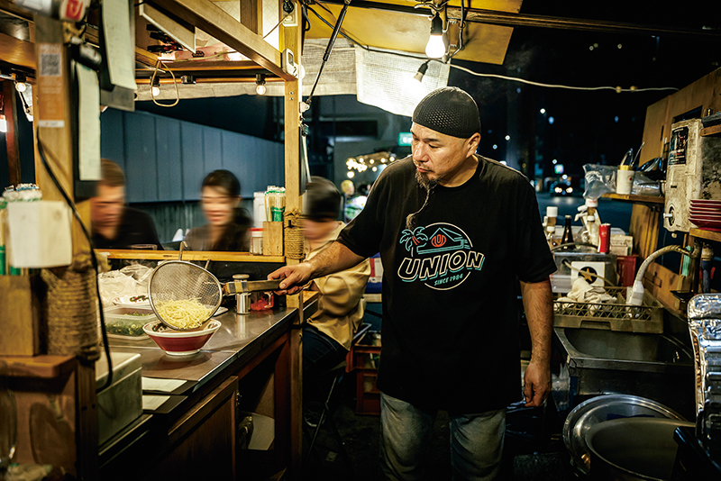 三つ編みした長いひげがトレードマークの店主・貴田大作さん。ていねいな仕事ぶりと期待を裏切らない本場の味で、全世代に支持されている。