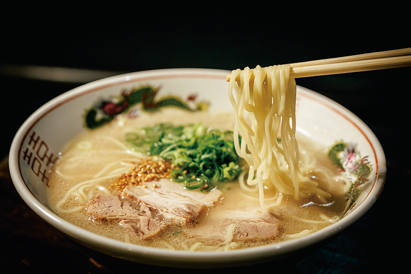 絶大な人気を誇る「長浜純豚骨ラーメン」750円。豚骨を圧力鍋で2時間炊き、旨みを引き出したスープをさらに6時間寝かせることで、クリーミーな仕上がりに。