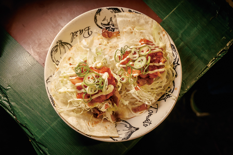 「タコス」800円。ソテーした豚スライス入りで、手作りのソフトシェルは食感軽やか。