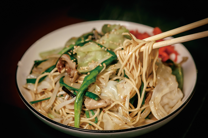 名物「焼きラーメン（豚骨味）」900円。野菜たっぷりで、細麺をプリッとした食感のまま仕上げた。