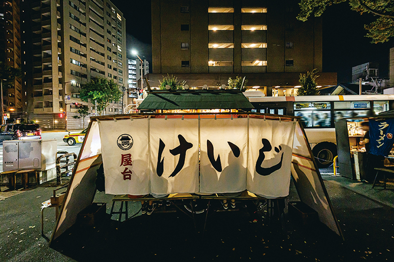 店主の安部雄太さんは元・宮大工で、この神社のような趣の屋台も自作！