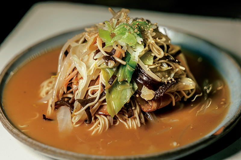 「焼きラーメン」850円。豚骨スープを絡ませながらしっかりと焼いて、もちっとした食感を実現。