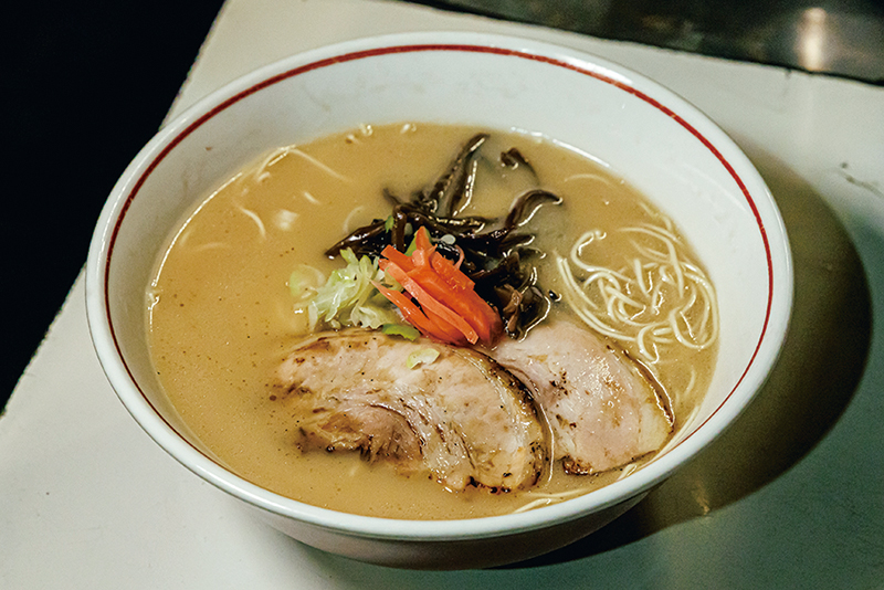 コアなファンも多い、「博多ラーメン」750円。2種類のかえしを使い、臭みの少ない優しい味わいに仕立てている。