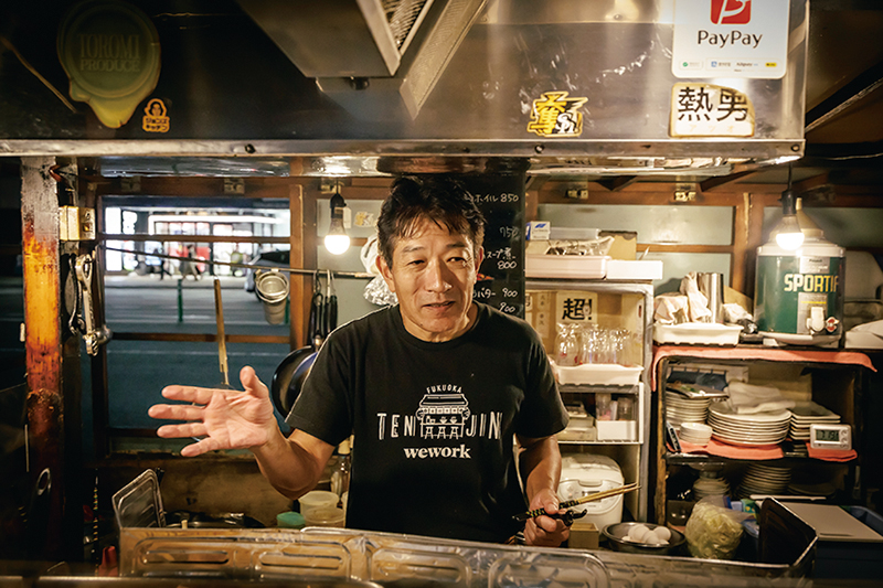 店主の大本幸次さん。先代から引き継いだ味と、だれにでも分け隔てなく接する人柄も人気。
