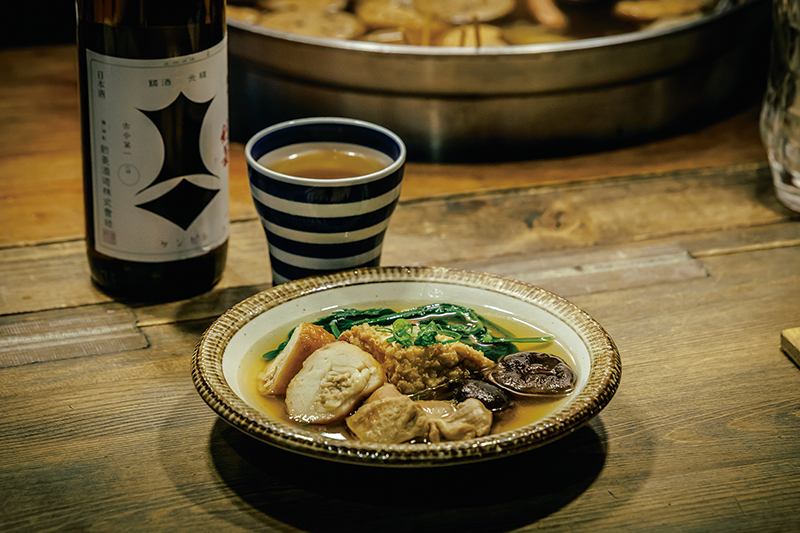 ぎょうざ天や博多春菊などが入った名物「博多おでん5種盛り」1650円。冬場はオリジナルの「おでん屋限定 日本酒だし割り」660円と。