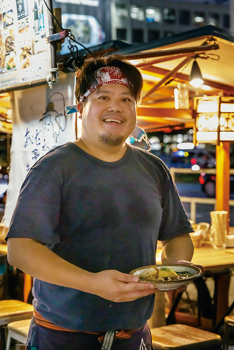 店主の私市佳太さん。自慢のだしは、あご（トビウオ）をベースに、しいたけや甘めの九州しょうゆでバランスをとっている。