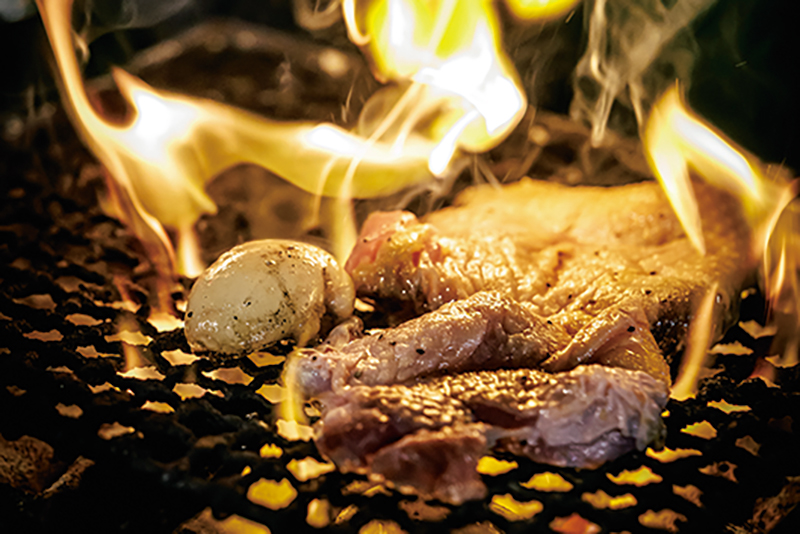 「地鶏の炭火焼き」1300円。糸島産の赤鶏のもも肉を使用し、鶏油をかけて炎を起こした炭火で一気に焼き上げる。柚子胡椒と一緒に。
