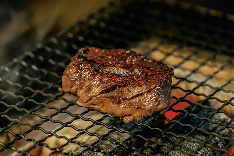 「牛サガリステーキ」1400円（数量限定）。しっとりと焼き上がった肉に、レモンが効いたさっぱりソースをかけて。