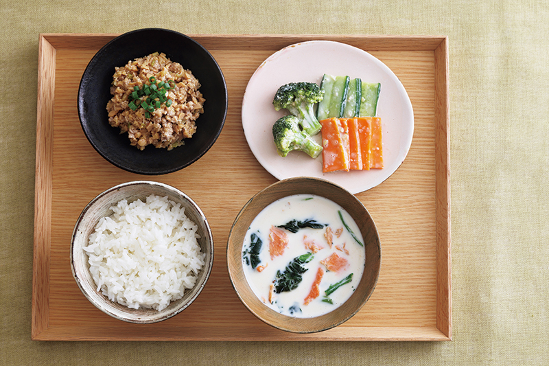 左上から時計回りに、納豆そぼろ、お好み野菜のヨーグルトみそ漬け、みそ玉みそ汁（桜えび×オクラなどの組み合わせもおすすめ！）