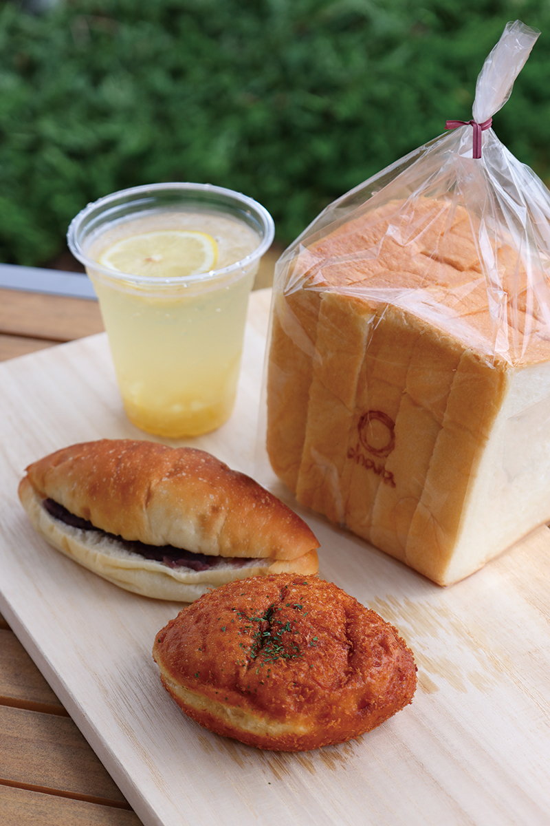 オバ記者が必ず買う「ベーカリーズキッチンオハナ」のパン。焼豚カレーパン（写真手前・350円）が人気。