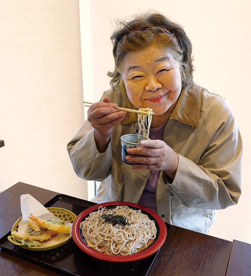 「茨城名産の常陸秋そばは絶対食べて！」とオバ記者。