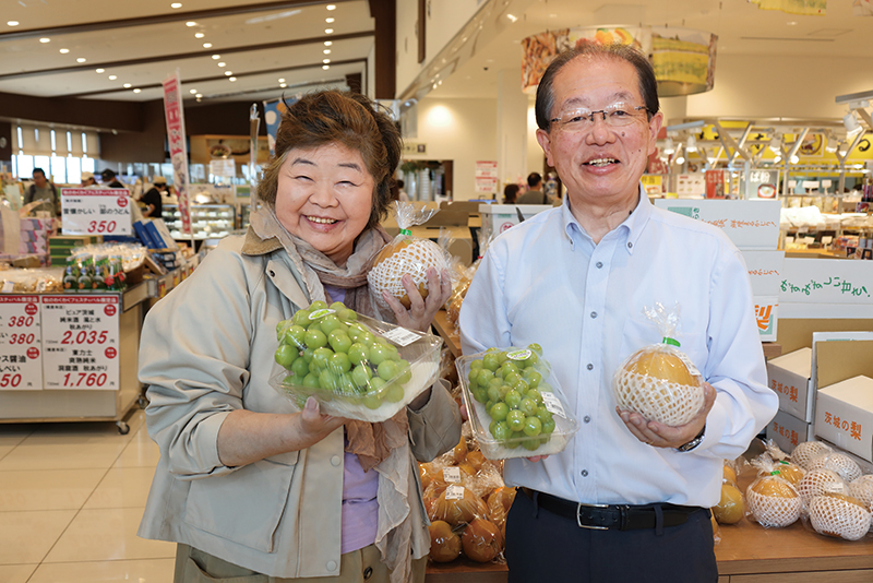 「3世代が1日中楽しめる道の駅にしたい」と語る駅長の鈴木一志さん（右）に「これからも通います」とオバ記者。