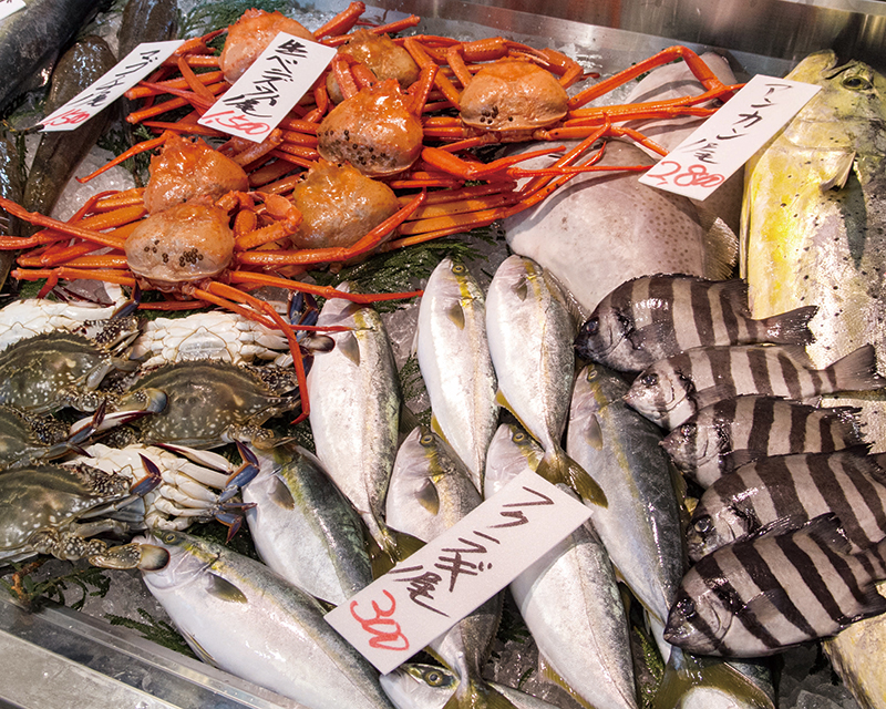 氷見漁港で水揚げされた新鮮な魚介が毎朝入荷。「ひみ寒ぶり」は一度味わっておきたい。土産用の干物や加工品も豊富。