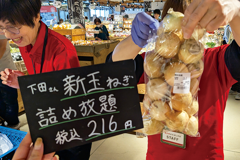 週末セールでは野菜の詰め放題イベントを随時開催。