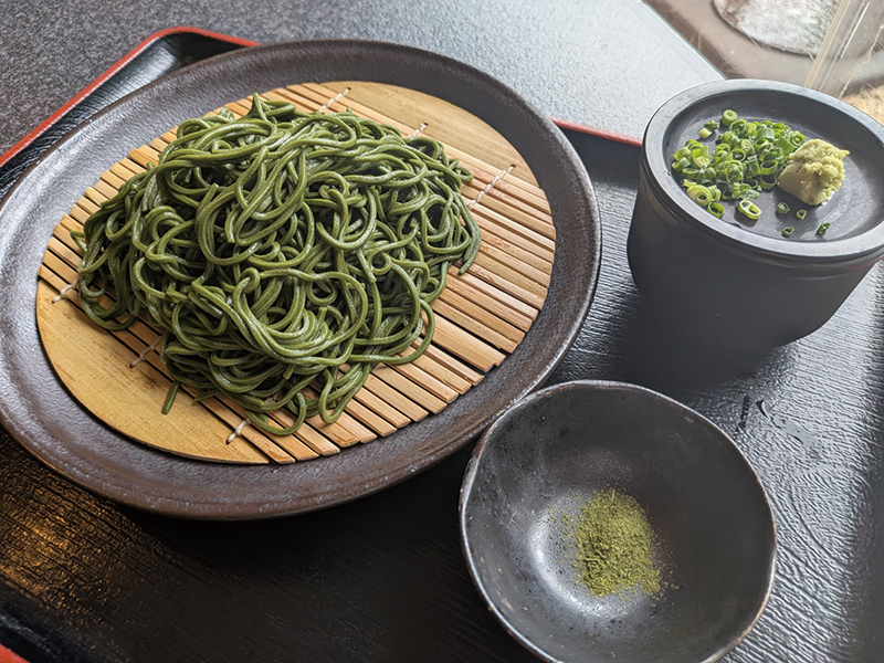 川根茶を使った「めっちゃ濃い茶そば」（1280円）が人気。