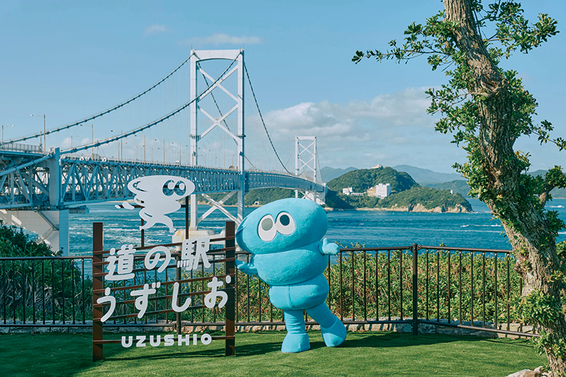 公式キャラクターの「うず坊」と一緒に大迫力の大鳴門橋を撮影できる「絶景うず広場」。インスタ映え間違いなし！