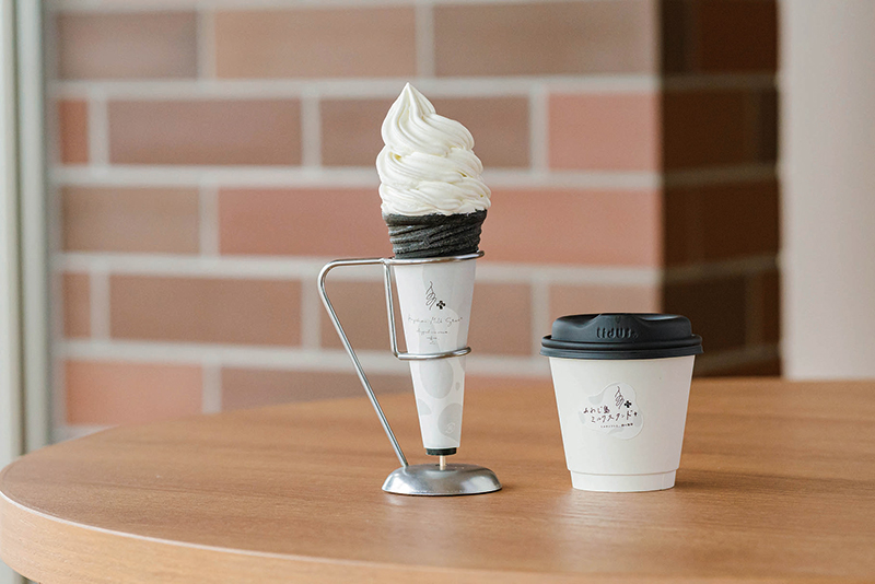 「あわじ島ミルクスタンド＋」のソフトクリーム（600円）が人気。