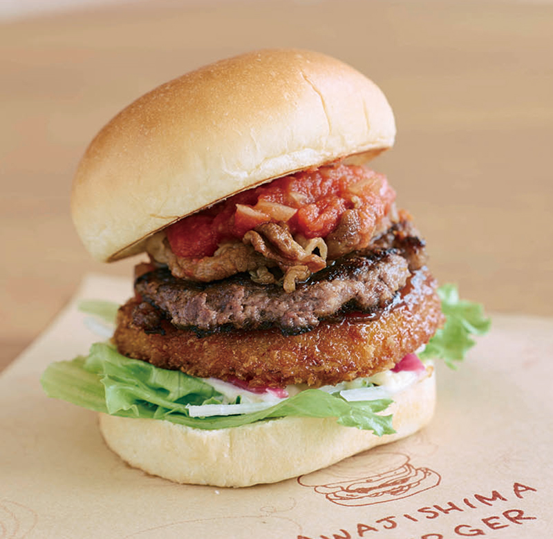 淡路島産の素材を使った「オニオンビーフバーガープレミアム」（1500円）