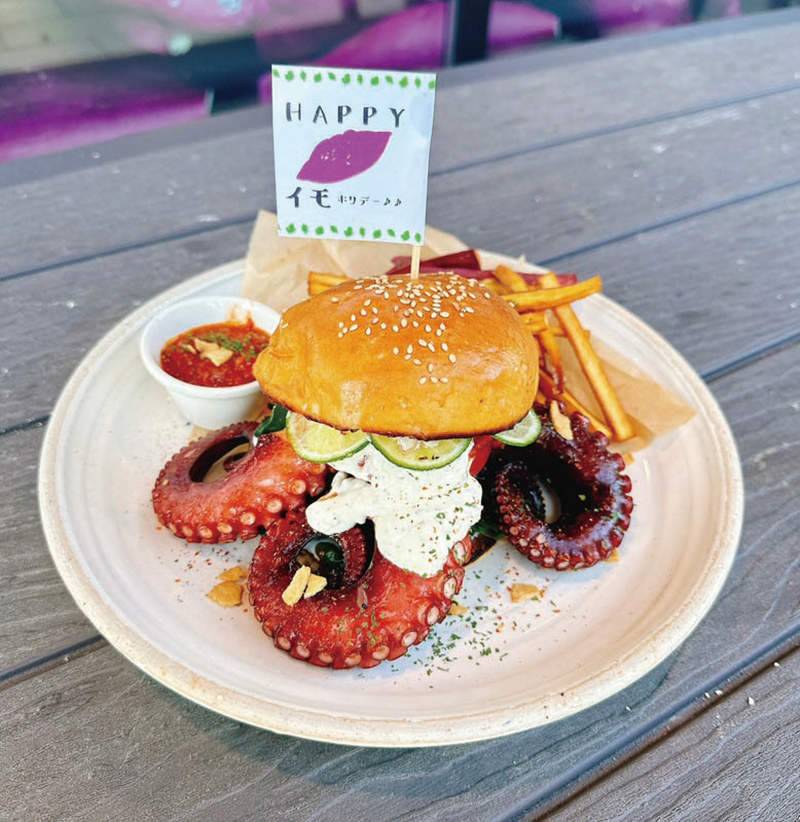 「ホレタテキッチン」の個性的なメニュー「くるくるなるたこバーガー ポテト付き」（たこ足3本で2750円）。