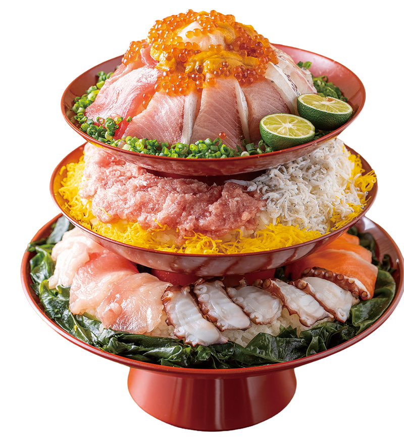 大人数で訪れたら、「大渦食堂」の名物「くるくる大渦 海鮮絶景丼」（4～5名分7700円）に挑戦を。
