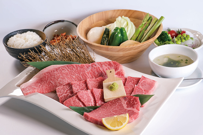 あか牛専門の焼肉レストラン「あか牛の館」の「あそ望スペシャル2人前」（1万1400円）。旨みのあるヘルシーな赤身が特長で、食感はやわらか。