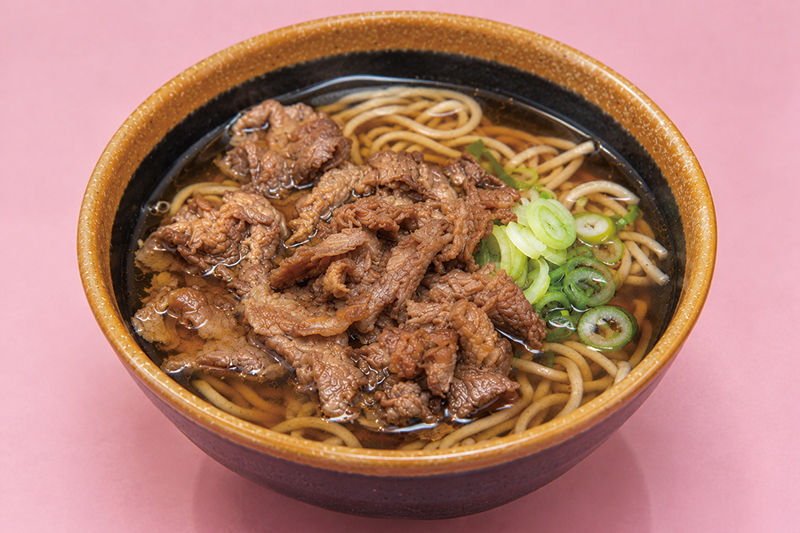 そばの名産地・南阿蘇で味わう「あか牛肉そば」（1530円）。