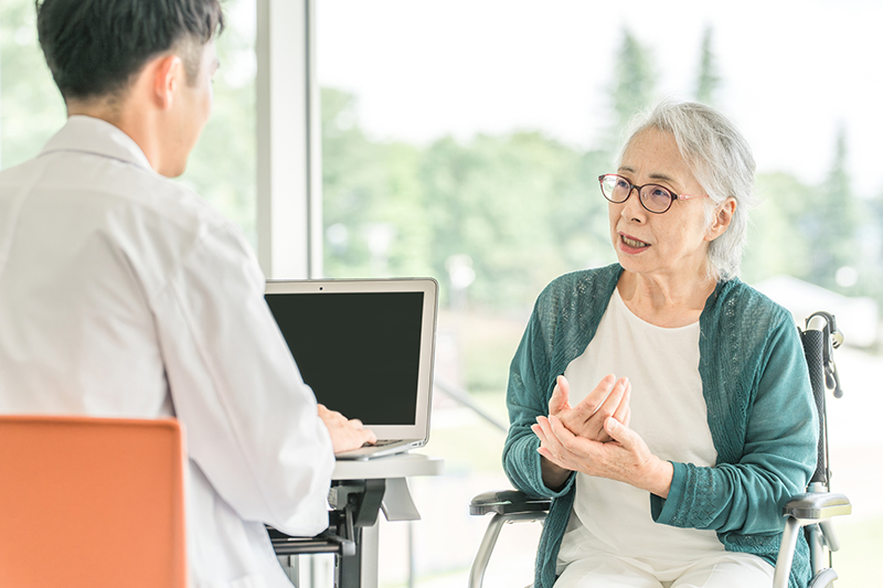 自己判断での減薬、断薬はNG。まずは医師や薬剤師に相談を（写真／PIXTA）