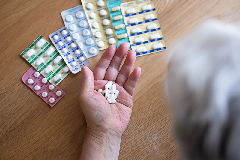 シニアになると薬のリスクは上がっていく（写真／PIXTA）