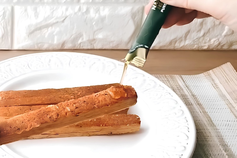 パイに蜂蜜をたら～り。チーズの塩気に蜂蜜の濃厚な甘みが加わると、悶絶級のおいしさに