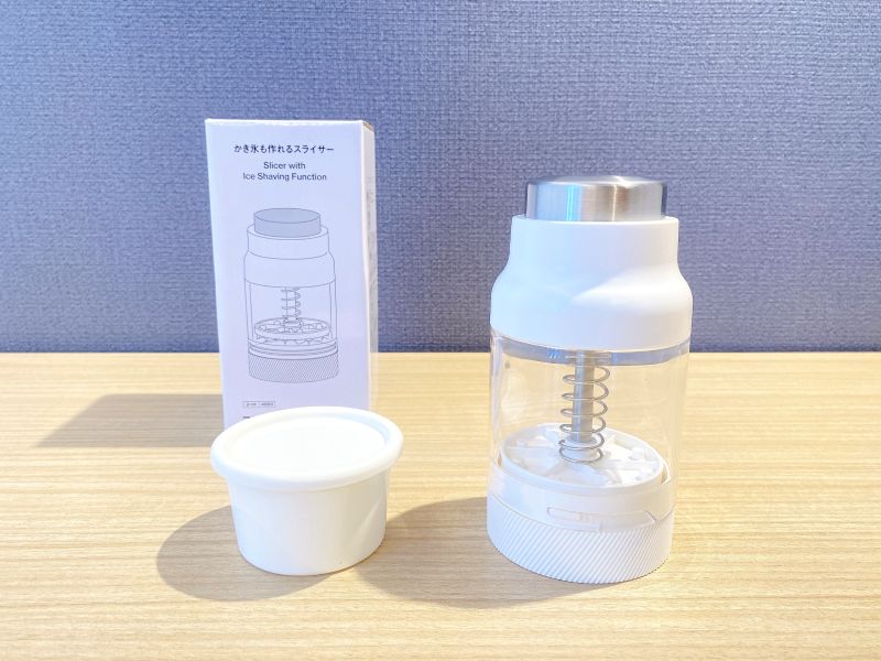 「かき氷も作れるスライサー」のセット内容。本体と専用の製氷カップが付属