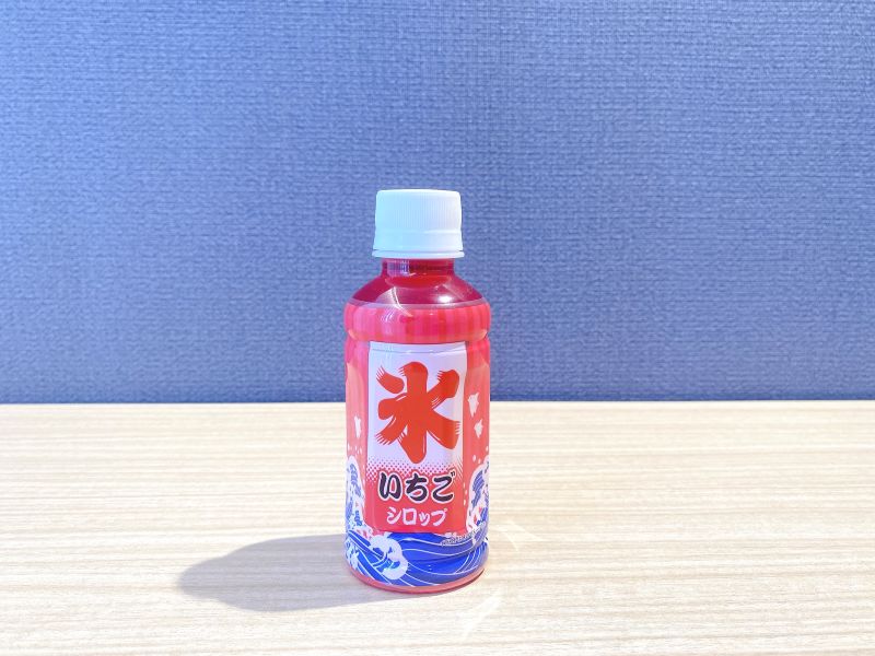 ダイソーの「かき氷いちごシロップ 200ml」（108円）。手頃な価格で気軽に味変を楽しめる