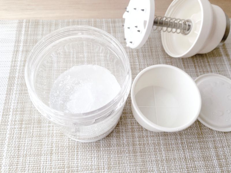 製氷カップで作った氷を本体にセット。氷を入れるだけなので準備も簡単