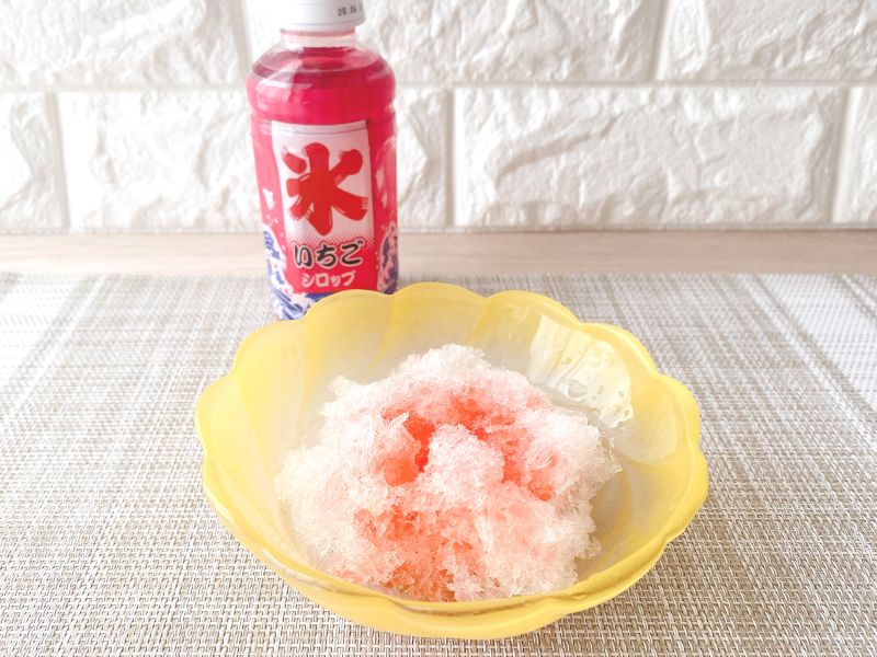 いちごシロップをたっぷりかけたかき氷。ふわふわの氷によくなじみ、一気に夏らしい一杯に