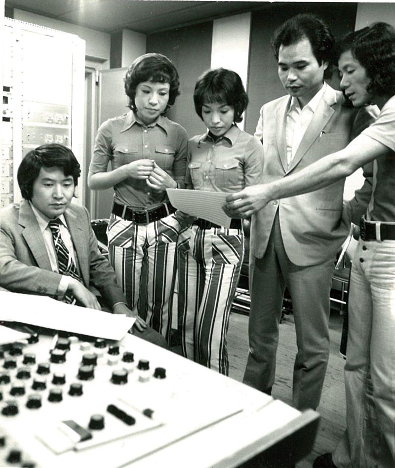 「東京三味線姉妹」としてデビューし、レコーディングに臨む