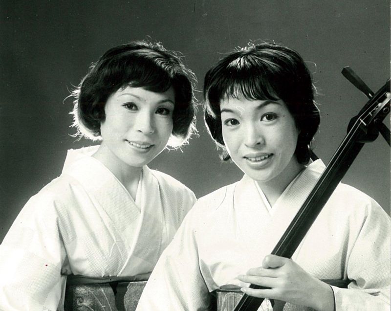 デビュー当時の津軽ひろ子さん（左）と、妹の民子さん