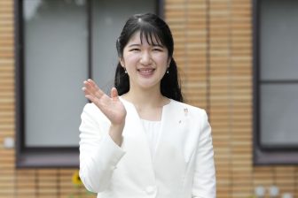 《7900円ワンピースで》愛子さまが母校学園祭で見せたキュートな「ガーリーファッション」と「質素倹約」の精神